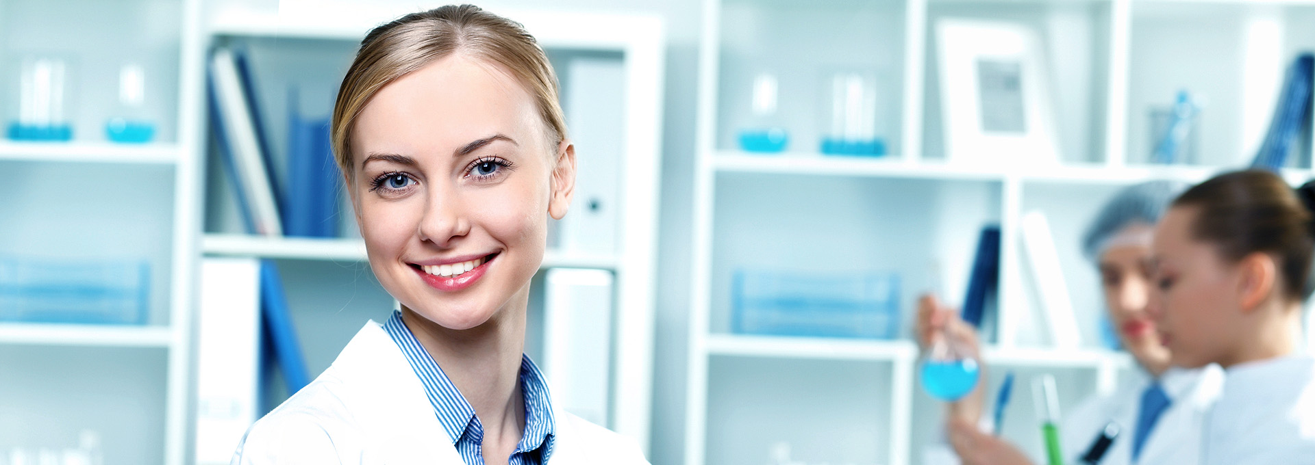 Dottoressa con sorriso smagliante nello Studio