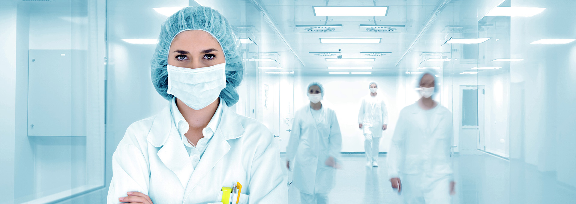 Dottoressa nello Studio con altri collaboratori sullo sfondo